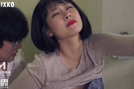 麻豆传媒映画xFLICKO・MFK-0064・淫欲爆发的厕所性爱
