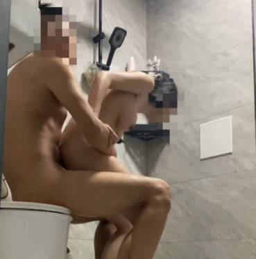 海角社区・趁姐姐洗澡强行进入卫生间