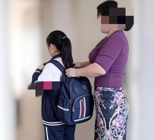 海角社区・看一夜黄片早晨起来受不了送走我妹把我妈上了